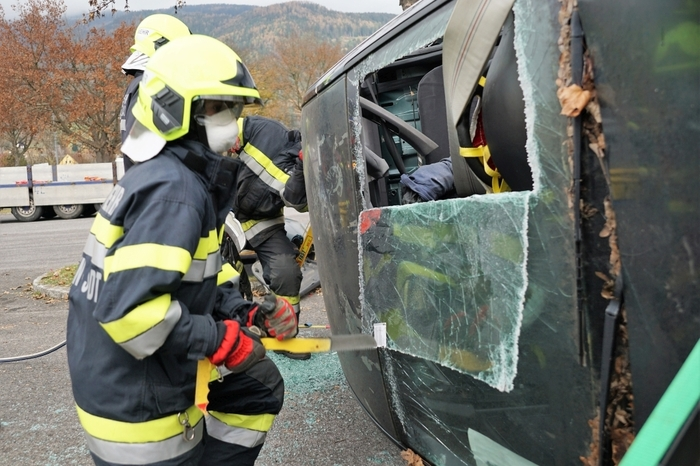 Organisiert von Alfred Weinzettl hat die Freiwillige Feuerwehr Leoben-Stadt am Gelände der Zollstelle Leoben des Zollamtes Graz eine umfangreiche technische Übung abgehalten.