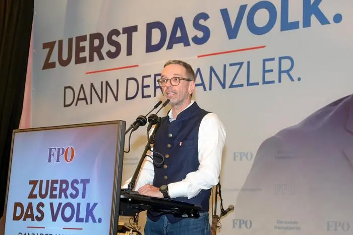 „Eine Wählerwatschen heißt das im Volksmund, eine doppelte - Forehand, Backhand.“ - FPÖ-Chef Herbert Kickl kann sich für die Züchtigung seiner politischen Gegner begeistern.