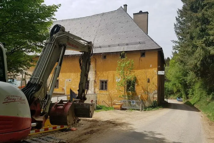 Vor dem Schloss Sauerbrunn arbeiten die Bagger.