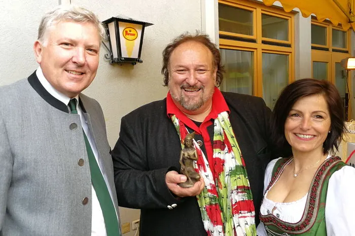Bürgermeister Thomas Kalcher (links) und Lebensgefährtin Grete Petautschnig gratulierten Fritz Wassermann, der die Gaststätte übernommen hat.