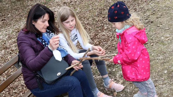 Die Religionslehrerin Erika Dörflinger half den Kindern beim Kreuzbasteln.  