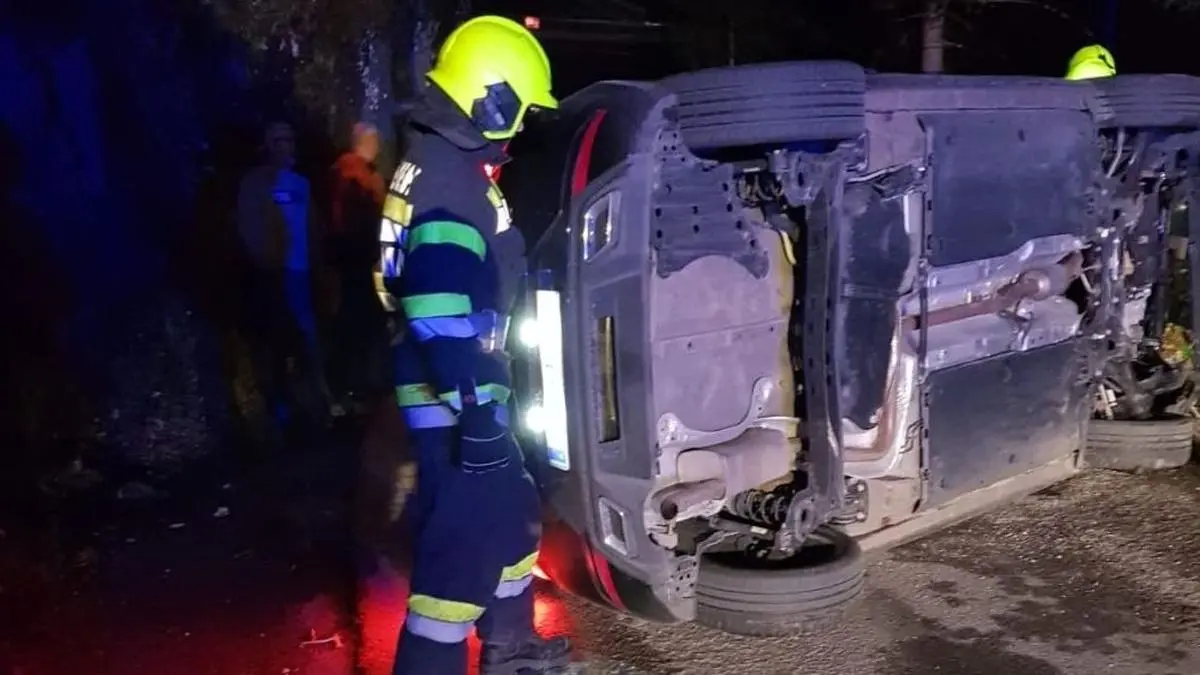 Als die Freiwillige Feuerwehr Rottenmann am Unfallort eintraf, lag der verunfallte Pkw auf der Seite