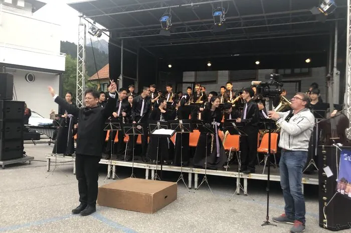 Viel Applaus für die Schüler der taiwanesischen "Taipei Fuhsing Private School Wind Ensemble" am Centro Parkplatz
