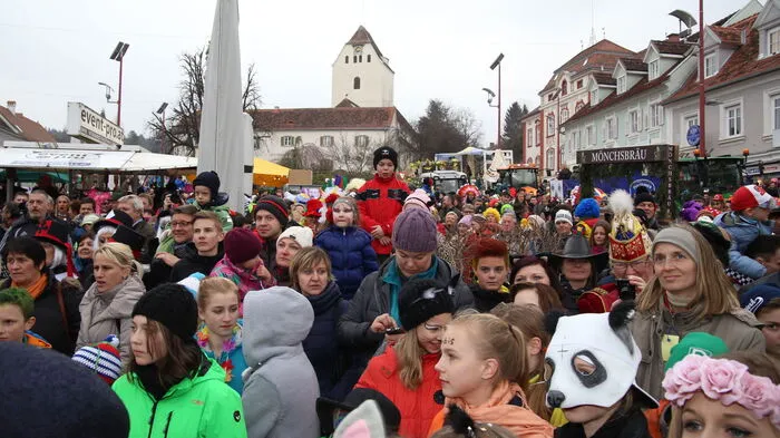 Viel los war am Faschingsdienstag in der Weizer Innenstadt beim traditionellen Faschingsumzug.
