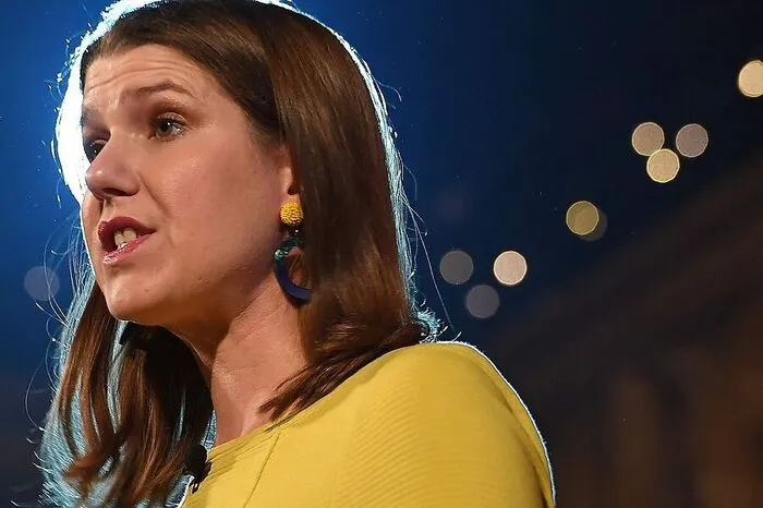 Die junge Chefin der Liberaldemokraten hat sich hohe Ziele gesteckt. Sie will Premierministerin werden. Angesichts des britischen Wahlrechts, das die beiden großen Parteien bevorzugt, scheint das außer Reichweite zu sein. Nach anfänglichem Optimismus werden die Chancen der "LibDems", sich bei der Wahl erheblich zu verbessern, nicht mehr als besonders hoch eingestuft.
