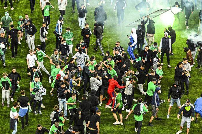 Supporters de St Etienne envahissent le terrain apres la seance de tir aux buts - St Etienne est relegue en Ligue2 Harol