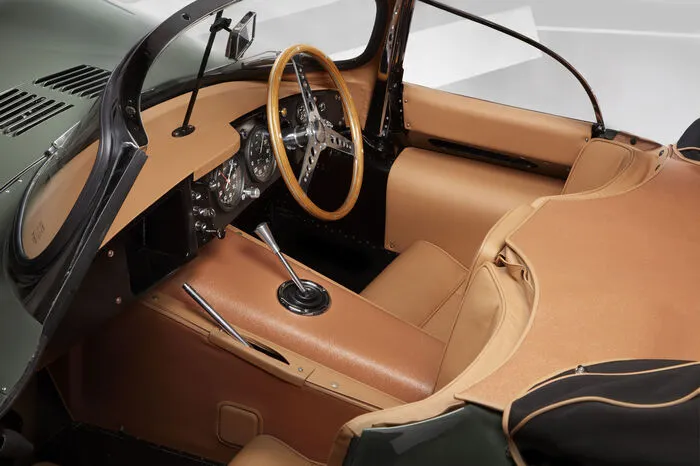 Die in Handarbeit und nach Originalplänen bei Jaguar Classic neu geborenen XKSS schließen nun diesen „missing link“ in der Markenhistorie. Mit den identischen Spezifikationen des Originals und mit fortlaufenden Fahrgestellnummern gehen sie zu Preisen von rund 1 Million Pfund (1,3 Millionen Euro) ab Anfang kommenden Jahres an ausgesuchte Jaguar-Kunden und -Sammler.