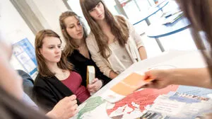 Im Masterstudium geht es auch um die tägliche Zusammenarbeit mit Studierenden aus aller Welt. 