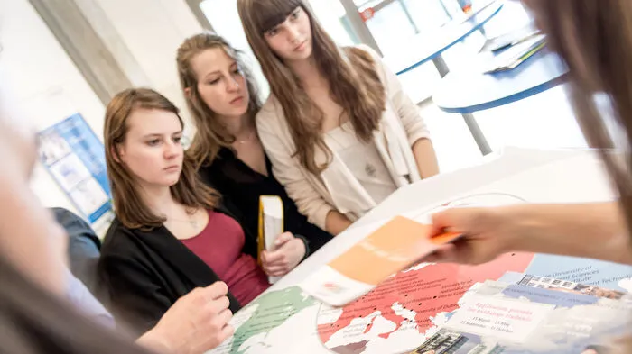 Im Masterstudium geht es auch um die tägliche Zusammenarbeit mit Studierenden aus aller Welt. 