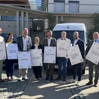Von links: Bürgermeister Anton Napetschnig (LFD), Landesrat Sebastian Schuschnig (ÖVP), Bürgermeisterin Elisabeth Lobnik (SPÖ), Bürgermeister Josef Müller (ÖVP), Amtsleiterin Alexandra Liposchek, Bürgermeister Gerhard Koller (SPÖ), Vizebürgermeister Peter Wedenig (SPÖ), Mikro-ÖV-Leiter Tibor Jermendy und Projektleiter Eduard Urabl von der Österreichischen Postbus AG und Busunternehmer Herbert Lassnig