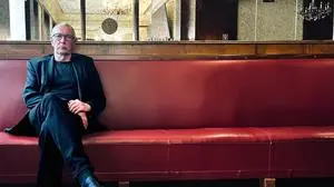 Konrad Paul Liessmann im Roten Salon des Café Ritter in Wien