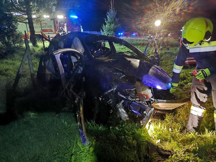 An dem Auto entstand Totalschaden, der Lenker konnte sich noch selbst aus dem Auto befreien