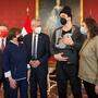 Jungfamilie zum Impfen beim Bundespräsidenten in der Hofburg