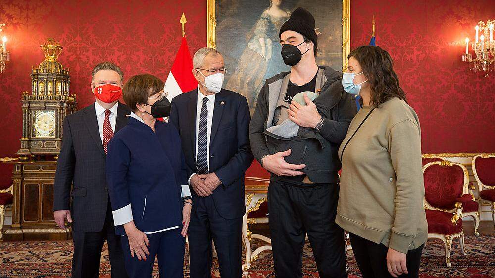 Jungfamilie zum Impfen beim Bundespräsidenten in der Hofburg