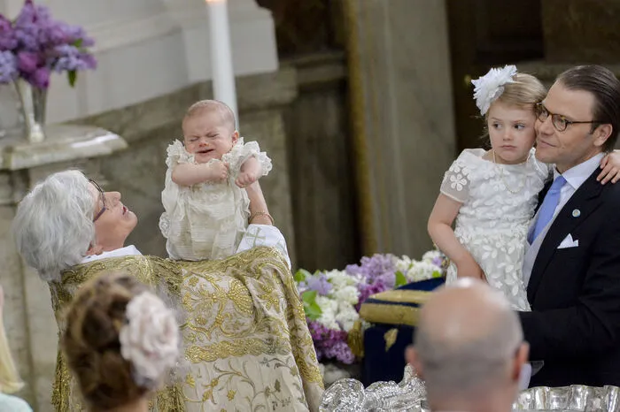 Prinzessin Estelle ist die Taufe ihres Bruders Oscar etwas suspekt. Estelle wird nach ihrer Mutter Victoria den schwedischen Thron besteigen. Ihr Bruder ist dritter in der Thronfolge...