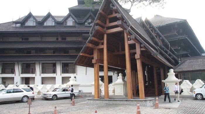 Es war ein prachtvolles Luxushotel: Doch seit der Nacht auf Donnerstag (19. Oktober 2017) liegt das Kandawgyi Palace Hotel in der Hauptstadt Myanmars in Schutt und Asche.