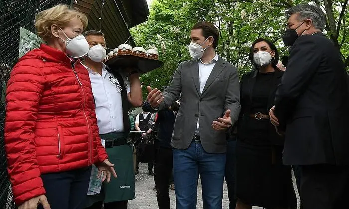 "Vorrang geben" für den Bierkellner. Kanzler Kurz, Vizekanzler Kogler und Tourismusministerin Köstinger 