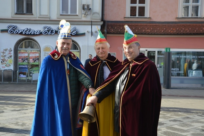 Von links: Vizebürgermeister Maximilian Jäger, Franz Brandl und Willibald Mautner, Präsident der Faschingsgilde Leoben, hießen die Faschingszeit jeweils mit kurzen Reden willkommen.