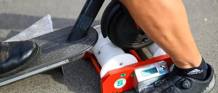 Bei einer Überprüfung zeigte sich: Mit dem E-Scooter war eine Geschwindigkeit von bis zu 74 km/h möglich (Symbolfoto)