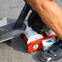 Bei einer Überprüfung zeigte sich: Mit dem E-Scooter war eine Geschwindigkeit von bis zu 74 km/h möglich (Symbolfoto)