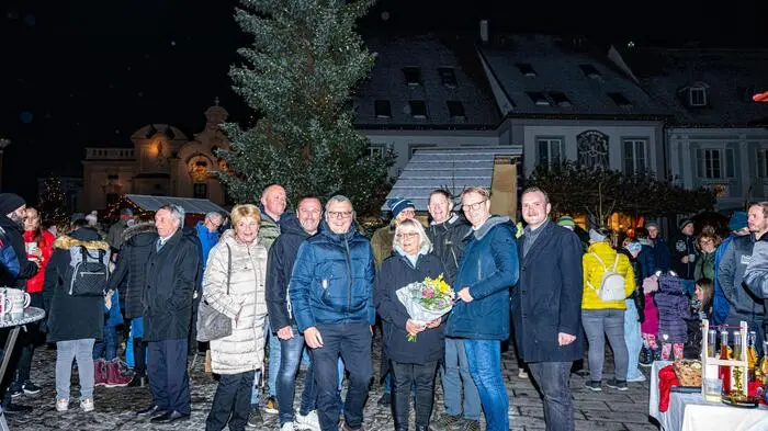 Es erstrahlte von Gebäuden, Kirchturm und Baumkronen die stimmungsvolle Weihnachtsbeleuchtung und mit der Eröffnung leuchteten auch die Kerzen vom Hartberger Christbaum. Die vielen Besucherinnen und Besucher genossen die vorweihnachtliche Stimmung mit Kulinarik und warmen Getränken von den etwa 20 Ständen