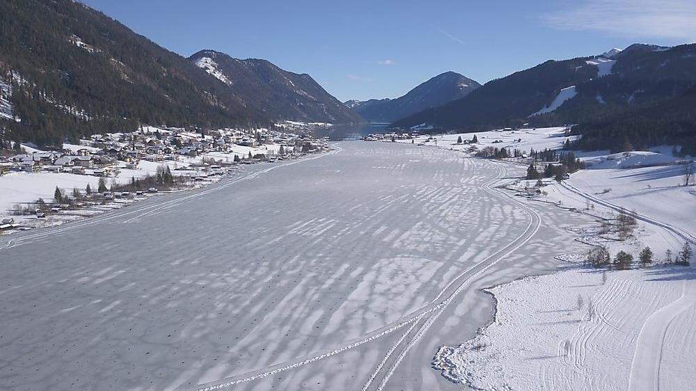 Ein trügerisches Bild: Der Westteil der Weißensees ist zugefroren, dennoch herrscht Einbruchgefahr