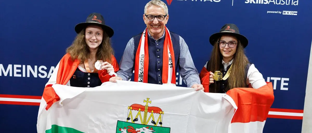 Skills-Austria-Präsident Josef Herk mit Malerin Katharina Höller (l.) und Kfz-Technikerin Leonie Tieber (r.)