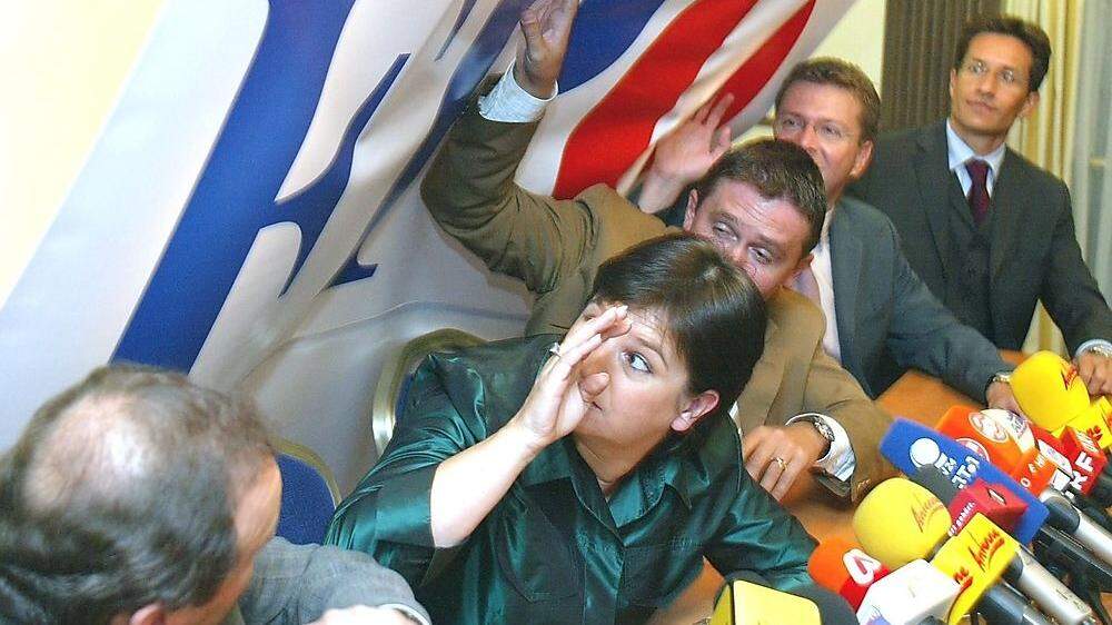 Drei Tage vor Knittelfeld fiel der damaligen FPÖ-Spitze 2002 das Plakat auf den Kopf. 