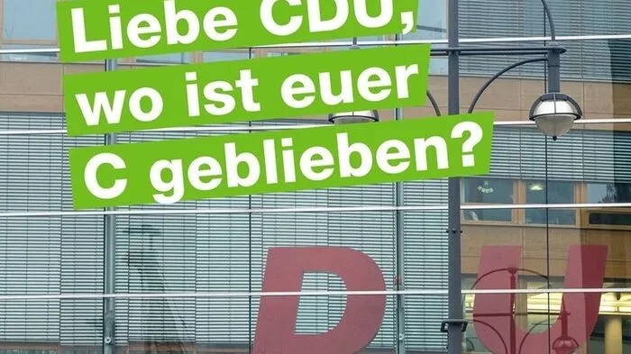 Greenpeace-Aktivisten machten sich an der CDU-Zentrale in Berlin zu schaffen