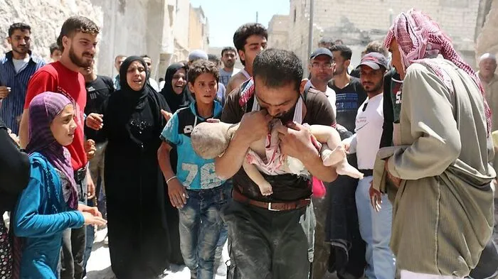 Verzweifelte Zivilisten nach dem Bombardement eines Spitals in Aleppo
