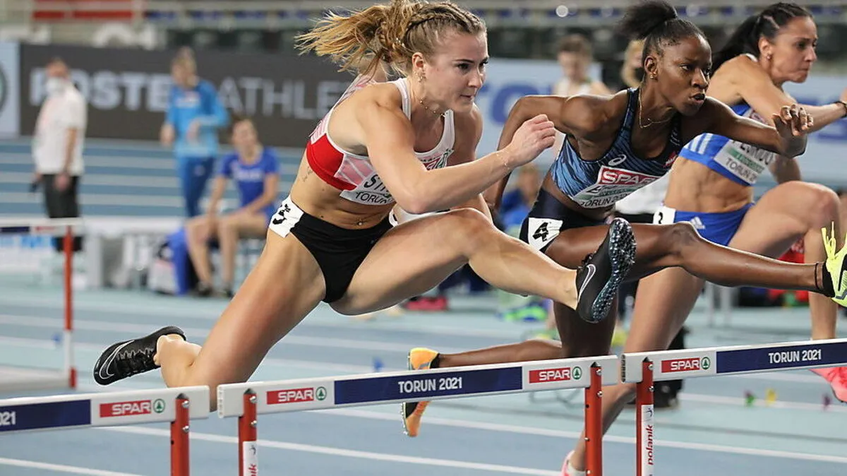 Karin Strametz (links) qualifizierte sich über 60 Meter Hürden für das Semifinale