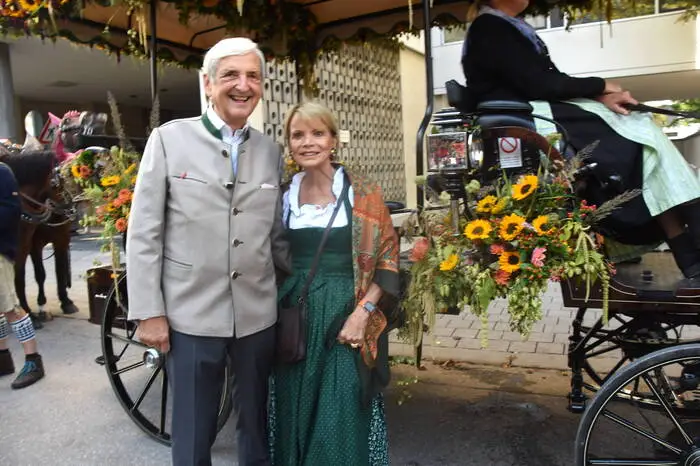 Ein Wiesn-Urgestein: Uschi Glas fuhr mit Ehemann Dieter Hermann in der Kutsche über die Theresienwiese