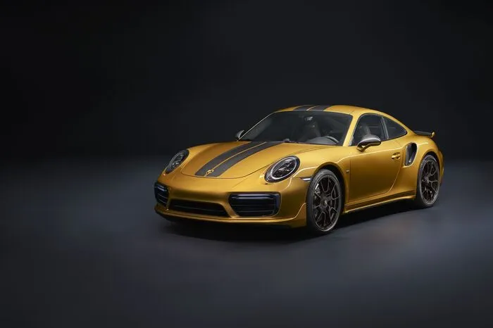 Viele Bauteile aus Carbon und die exklusive Lackierung in Goldgelbmetallic machen die „Exclusive Series“ unverwechselbar. So sind zum Beispiel Fronthaube, Dach und die Seitenschweller aus Carbon gefertigt.