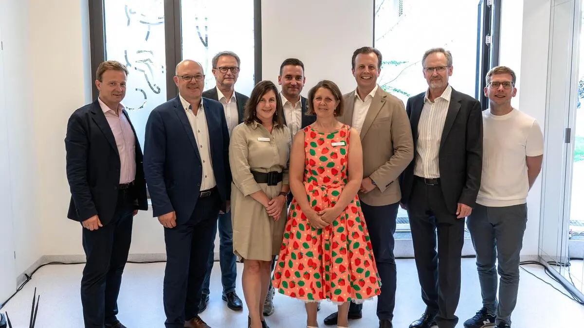 Große Eröffnung im Mini Maxi Med: Bernd Leinich (Gesundheitsfonds), Josef Harb (ÖGK), Günter Klug (Gesellschaft zur Förderung seelischer Gesundheit), Barbara Pratl und Constanze Sommer (Praxisleitung) mit LAbg. Michael Wagner dazwischen, Gesundheitslandesrat Karlheinz Kornhäusl, Herwig Lindner (Ärztekammerpräsident), Gesundheitsstadtrat Robert Krotzer