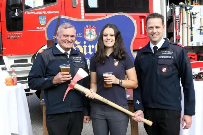 Feuerwehrkommandant Johann Delsnig (links) und Kameradschaftsführer Wilhelm Mitterdorfer (rechts) konnten neben Landesfeuerwehrkommandant-Stellvertreter Dietmar Hirm und Bezirksfeuerwehrkommandant Friedl Monai unter anderem Juwelierin Edith Pobaschnig sowie Feuerwehrarzt Christof Wutte willkommen heißen. 