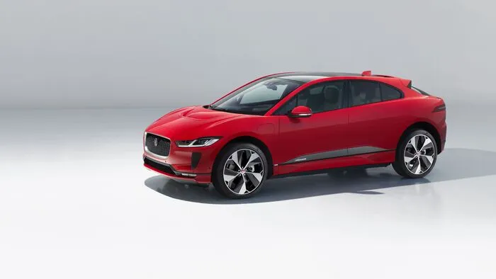 Der in Graz bei Magna Steyr gebaute, rein elektrisch betriebene Jaguar I-Pace hat eine Reichweite von bis zu 480 Kilometern, die er im neuen und realitätsnäheren Zyklus WLTP eingefahren hat. Dafür verantwortlich zeichnet die Lithium-Ionen-Batterie mit 90 kW Leistung. Sie speist zwei Elektromotoren, von denen je einer in die Vorder- und die Hinterachse dies- und jenseits der Batterie integriert ist.