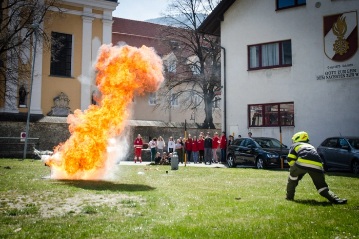 Die Retter von morgen mussten innerhalb der 24 Stunden zu insgesamt vier Übungseinsätzen ausrücken. So galt es eingeklemmte Personen aus Fahrzeugen und unter einem Flüssigkeitstank zu befreien, Brände zu löschen und zahlreiche verletzte Personen zu versorgen und abzutransportieren.