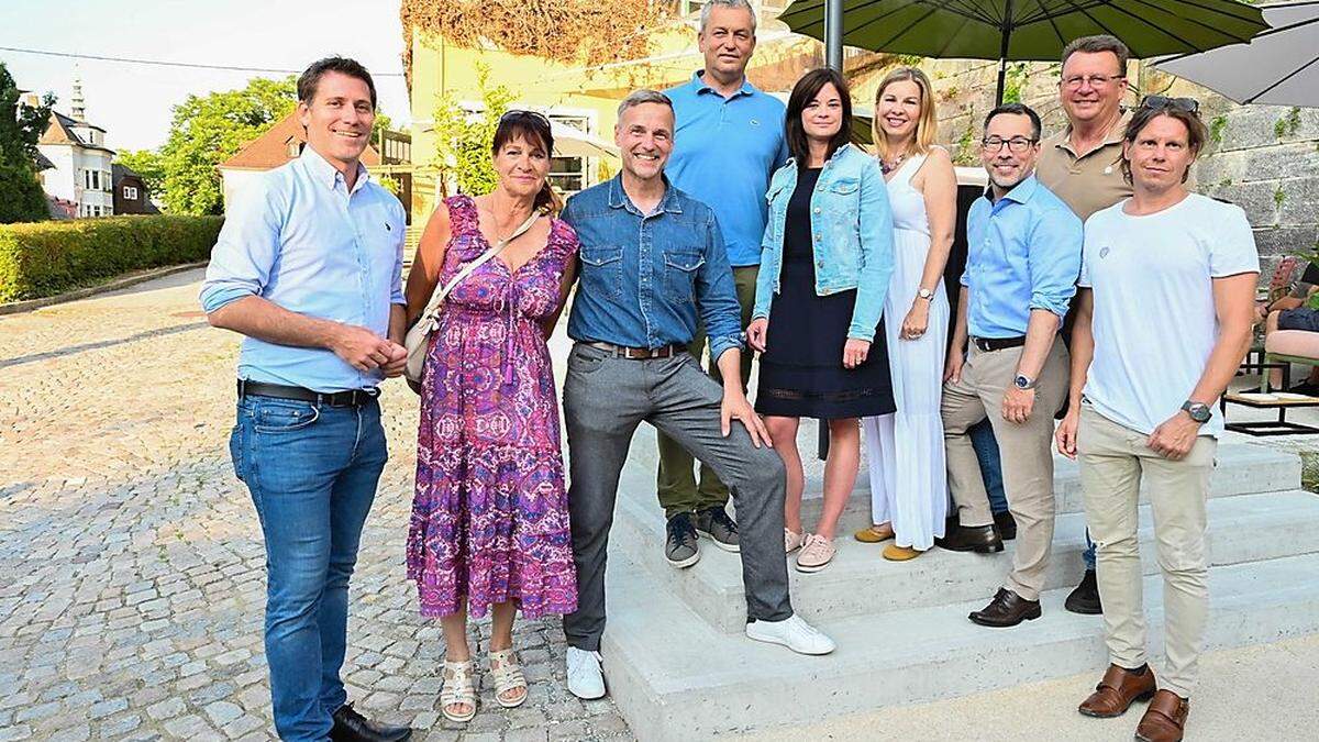 Von links: Vizebürgermeister Philipp Liesnig, die Gemeinderäte Lucia Kernle und Michael Gußnig, Stadtrat Max Habenicht, Stadträtin Corinna Smrecnik, Gemeinderätin Julia Löschnig, Landtagsabgeordneter Markus Malle, Leonhard Wallisch (Abteilung Stadtgarten) und Michael Pontasch (Hafenstadt)