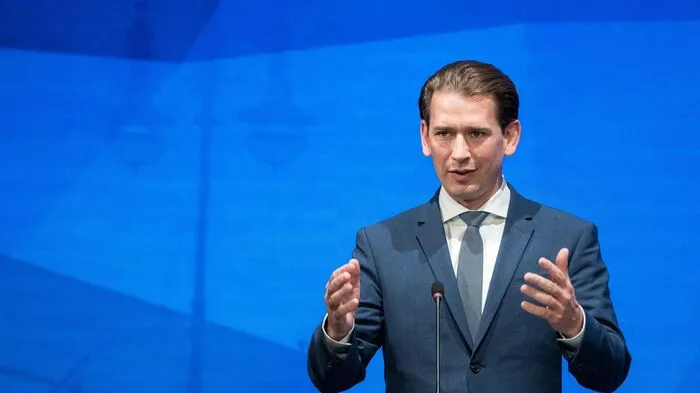 Mit 35 Jahren war der frühere ÖVP-Chef Sebastian Kurz schon wieder Altkanzler. Nach seinem Rückzug Ende 2021 hat er in Israel mit zwei Geschäftspartnern das Cyber-Sicherheitsunternehmen „Dream Security“ gegründet, dieses sei mittlerweile auf rund 60 Mitarbeiter gewachsen, heißt es von einem Sprecher. Außerdem betreibt er ein Beratungs- sowie ein Beteiligungsunternehmen. An letzterem ist auch Investor und ÖVP-Großspender Alexander Schütz beteiligt. Ziel seien „Investments mit gesellschaftlichem Mehrwert“. Mittlerweile hat Kurz ein Büro an der Wiener Ringstraße bezogen – im selben Gebäude arbeiten auch seine Vertrauten Gernot Blümel und Elisabeth Köstinger.