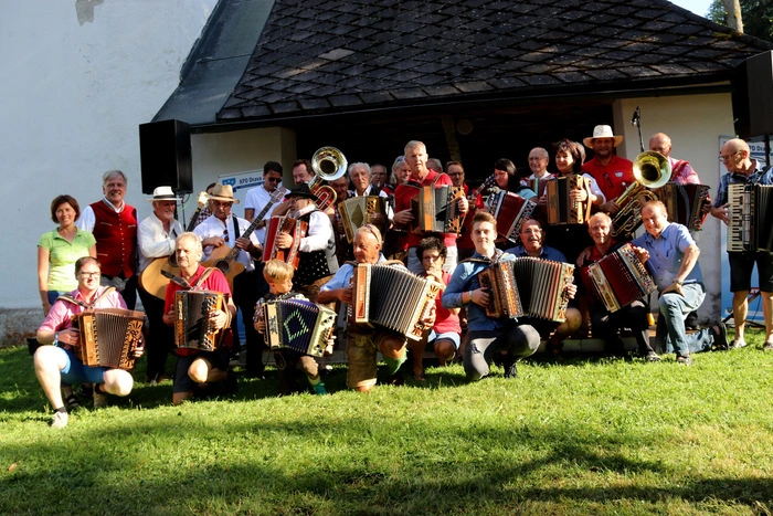 Mehr als 50 Volksmusikanten feierten das Jubiläumskonzert mit dem begeisterten Publikum.