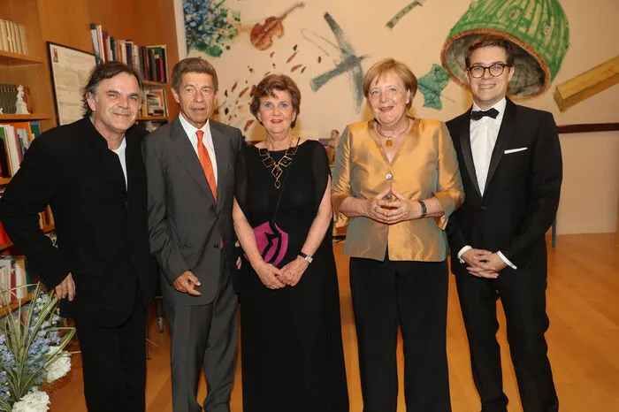 Festspiel-Intendant Markus Hinterhäuser, Joachim Sauer (Ehemann von Angela Merkel), Festspiel-Präsidentin Helga Rabl Stadler, Bundeskanzlerin Angela Merkel und kaufmännischer Direktor der Festspiele, Lukas Crepaz.