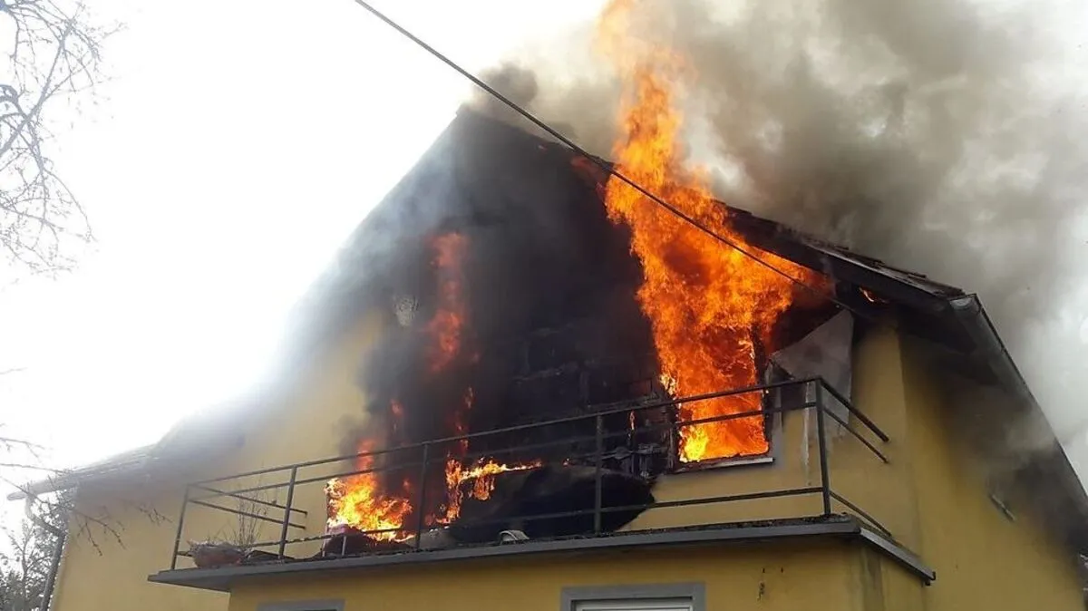 Flammen schlugen meterweit aus dem Gebäude