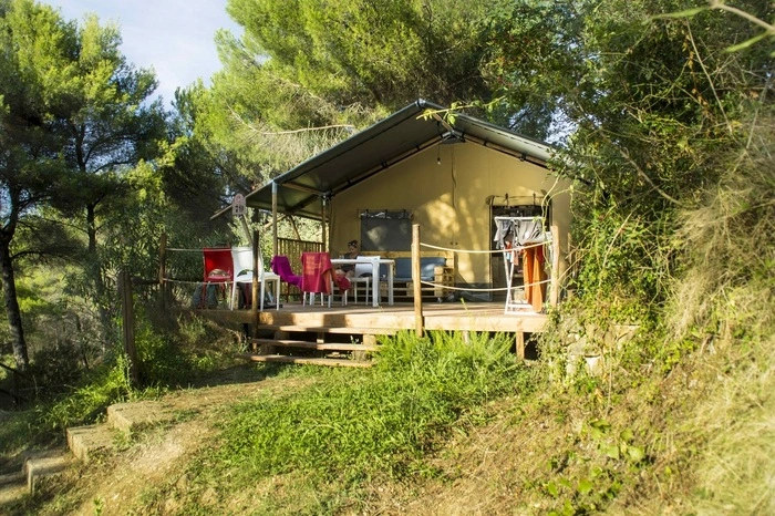 Lodgezelt XXL auf Camping Le Pianacce.Die Lodgezelte auf Camping Le Pianacce sind eine Kombination aus rustikalem Interieur, Funktionalität und einem in die Natur gebetteten Standort.