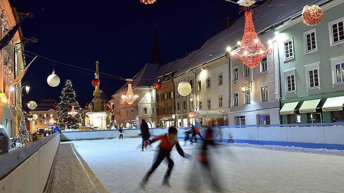 Eislaufen am Hauptplatz in St. Veit 