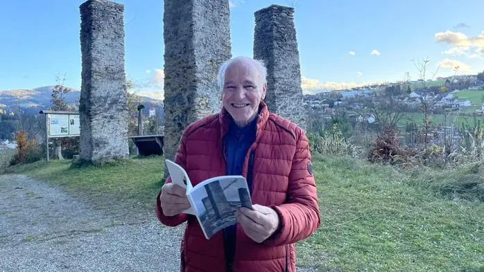 Wolfgang Struschka mit seinem Buch direkt vor den Galgen in Birkfeld