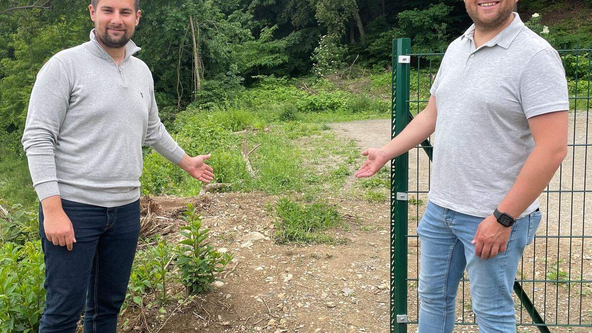 Göstings Bezirksvorsteher Alexander Steinköln (rechts) präsentiert den neuen Zugang