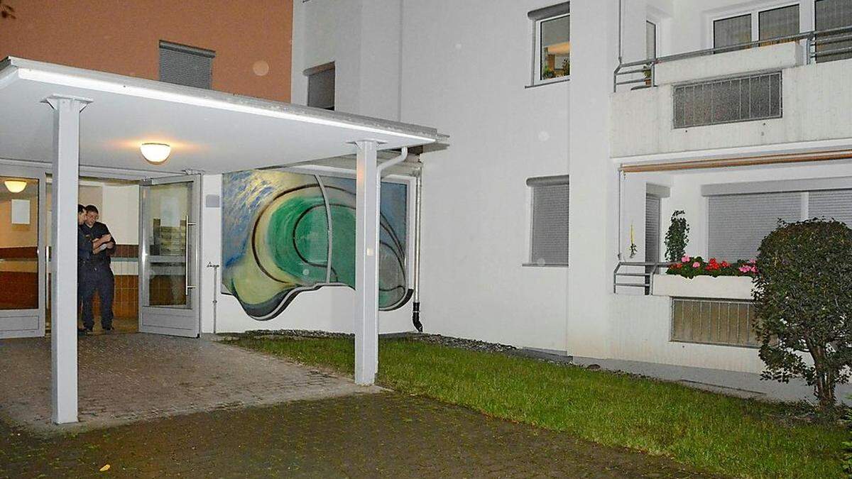 Polizeibeamte vor dem Wohnhaus