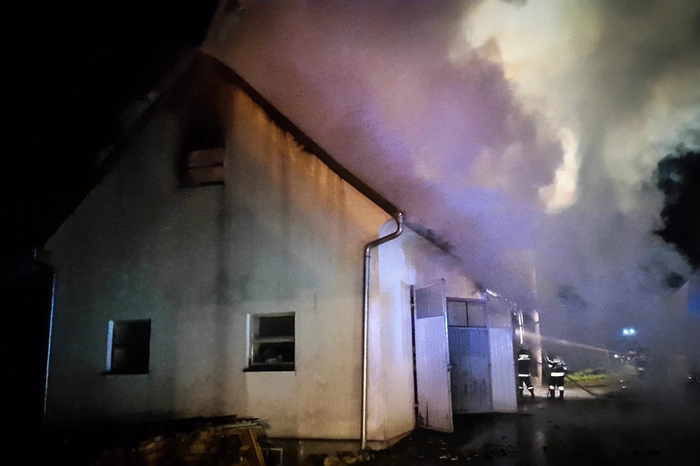 Die Feuerwehren Langegg, Nestelbach bei Graz, Laßnitzhöhe, St. Marein und Goggitsch konnten ein Ausbreiten der Flammen auf angrenzende Gebäude verhindern.