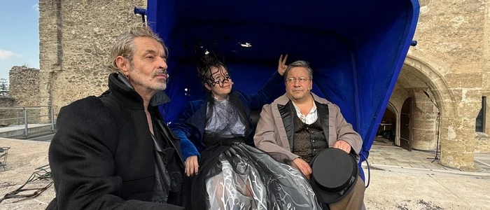 In der Yves-Klein-blauen Kutsche in eine Zwischenwelt: Oliver Welter und Clara Frühstück interpretieren erneut Schubertlieder, Stephan Bieker in der Titelrolle 