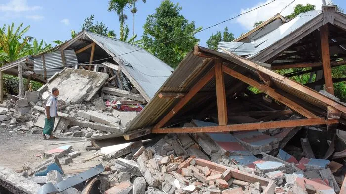 Nach dem Erdbeben auf der indonesischen Ferieninsel Lombok sitzen mehr als 500 Wanderer auf einem aktiven Vulkan fest.